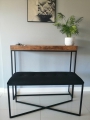 Czarna ławeka z tapicerowanym siedziskiem